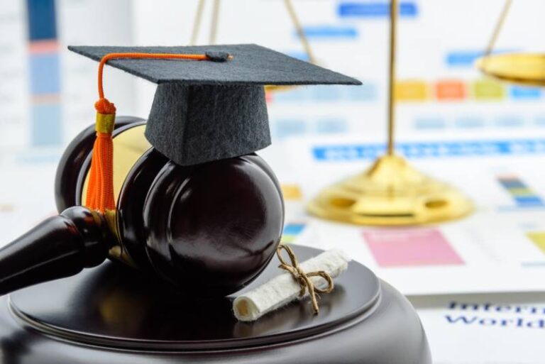 Read more about the article How Can a Newly Enrolled Advocate Make Progress Quickly in Pakistan?